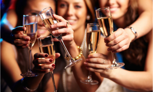 Petrecere cu tineri, la aniversare cu băutură, șampanie, alcool, chef, distracție, băută, bairam, paranghelie