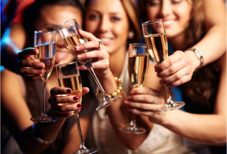 Petrecere cu tineri, la aniversare cu băutură, șampanie, alcool, chef, distracție, băută, bairam, paranghelie