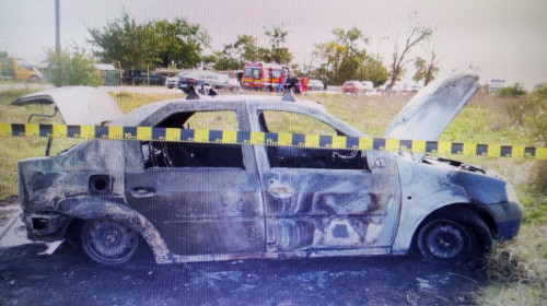 Mașină care a luat foc, incendiu, auto