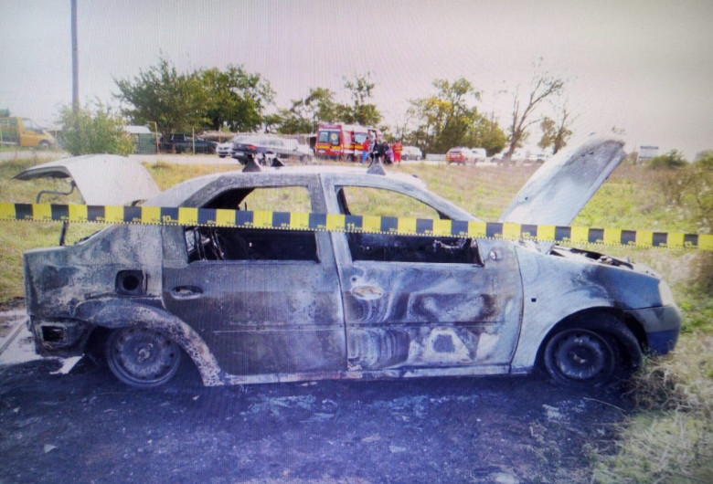 Mașină care a luat foc, incendiu, auto