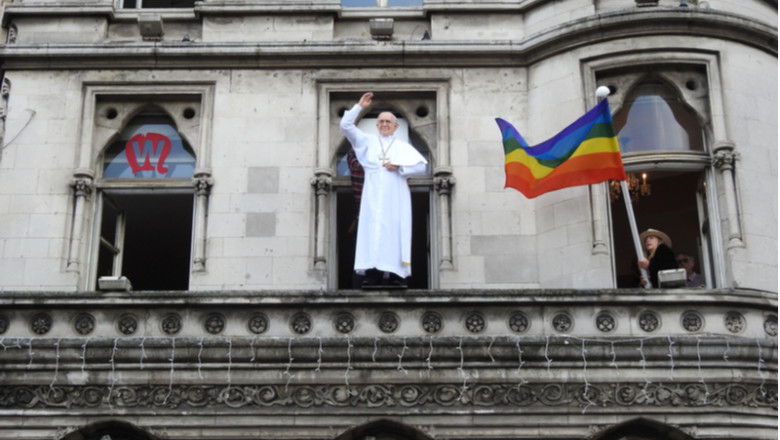 Papa Francisc lângă un steag gay LGBT, homosexuali, lesbiene, transsexuali