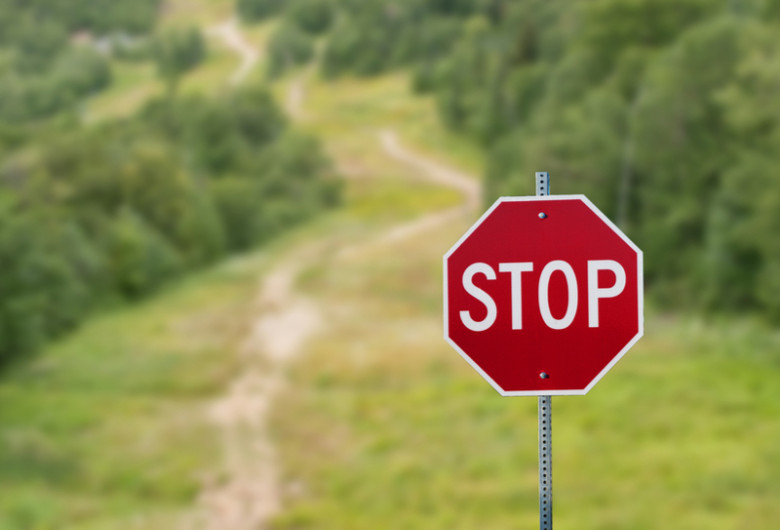 Drum de pădure închis, restricții de drumeție, blocat, oprit, STOP