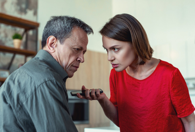 Femeie îl ceartă pe bărbat, hărțuire, denigrare, scandal, tensiuni maritale, căsătoriți, nervi