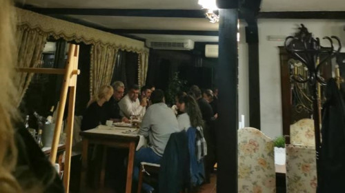 Marcel Ciolacu, la restaurant, sfidând regulile sanitare, fără mască,