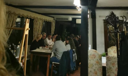 Marcel Ciolacu, la restaurant, sfidând regulile sanitare, fără mască,