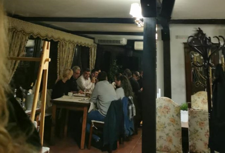 Marcel Ciolacu, la restaurant, sfidând regulile sanitare, fără mască,