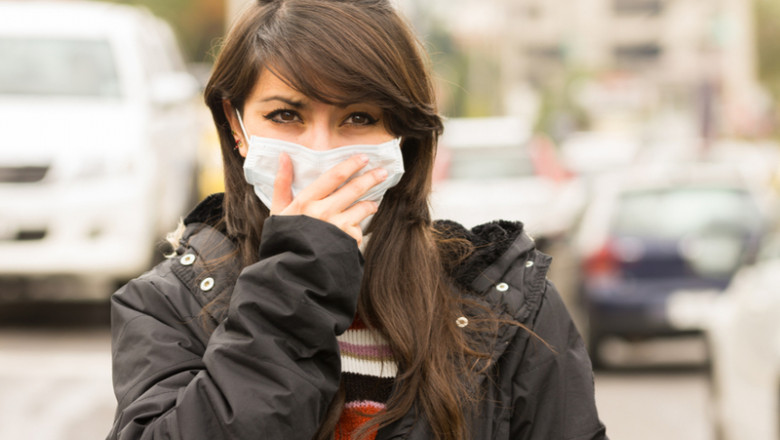 Femeie cu mască pe față, poluare, fum, particule în suspensie, noxe, aer toxic
