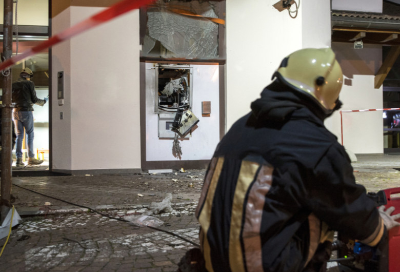 Jaf cu explozie la bancomat ATM, bani, hoți, distrugere
