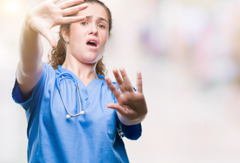 Asistentă agresată, violență medici, cadre medicale, sanitar, abuz fizic în spital, bătaie doctor
