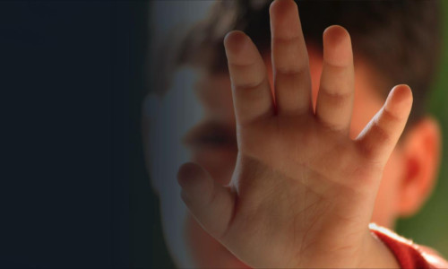 Copil abuzat, băiat bătut, agresat fizic, violență domestică, bătaie, abuzat