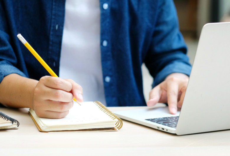 Școala online, laptop, student, scris, învățat, educație, teleșcoală