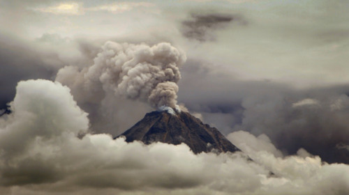 Vulcan din Indonezia, Muntele Merapi, erupție, lavă, cenușă