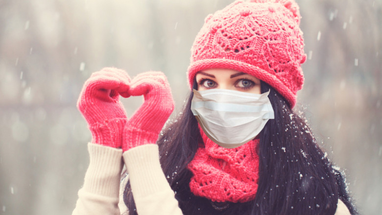 Sărbători de iarnă cu coronavirus, COVID-19, SARS-CoV-2, mască, ninsoare, zăpadă, femeie veselă