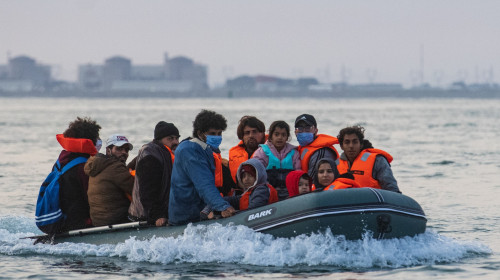 Migranți barcă pneumatică