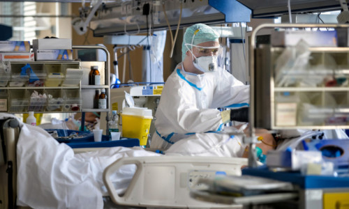 Pacient pe targă de spital în Italia, la terapie intensivă din cauza COVID-19, coronavirus, SARS-CoV-2