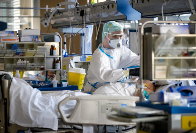 Pacient pe targă de spital în Italia, la terapie intensivă din cauza COVID-19, coronavirus, SARS-CoV-2