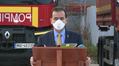Ludovic Orban în fața unor mașini de pompieri