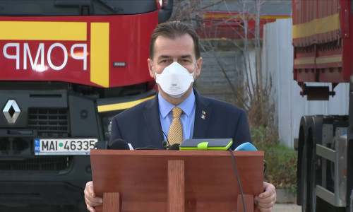 Ludovic Orban în fața unor mașini de pompieri