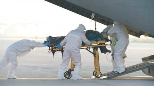 Pacient urcat într-un avion de mai mulți medici, transfer medical în străinătate
