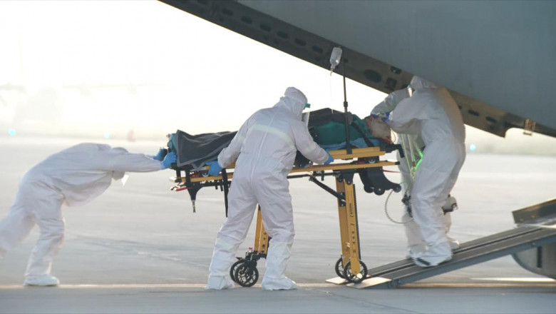 Pacient urcat într-un avion de mai mulți medici, transfer medical în străinătate