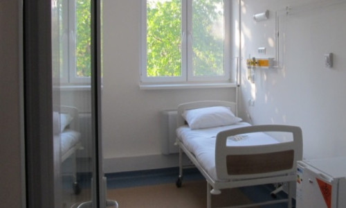 Spitalul Județean Alba Iulia, salon cu pat de pacient, sanitar