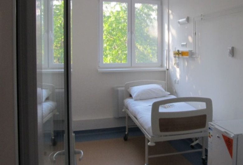 Spitalul Județean Alba Iulia, salon cu pat de pacient, sanitar