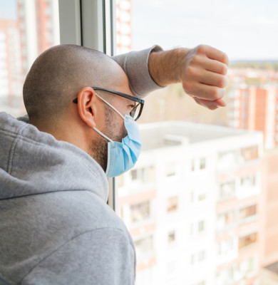 Bărbat cu mască în autoizolare sau carantină de coronavirus, COVID-19, SARS-CoV-2