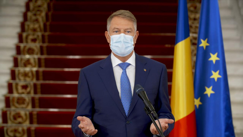 Klaus Iohannis cu mâinile deschise