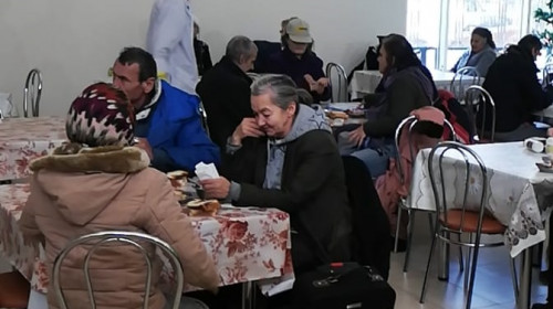 Oameni săraci mănâncă supa comunitară la DGASMB