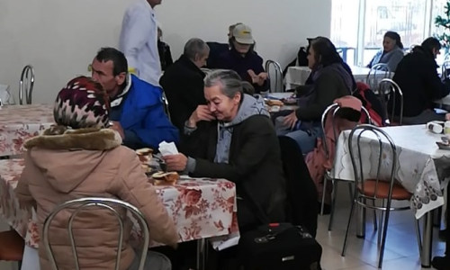 Oameni săraci mănâncă supa comunitară la DGASMB