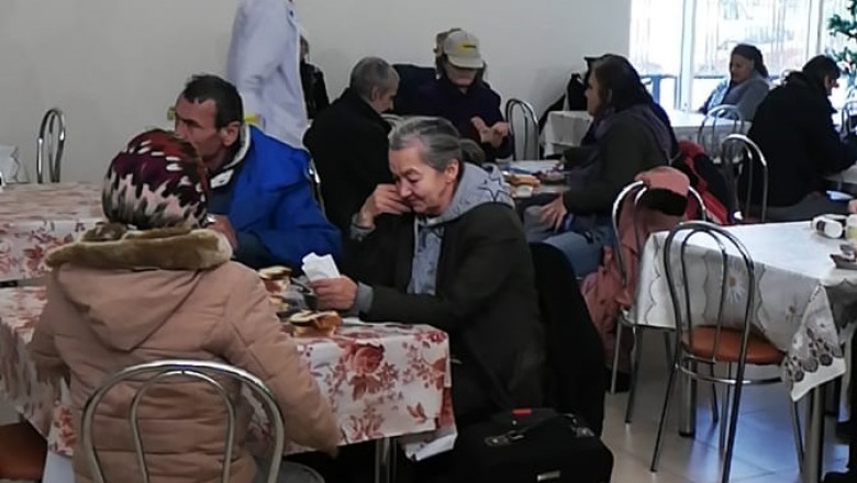 Oameni săraci mănâncă supa comunitară la DGASMB