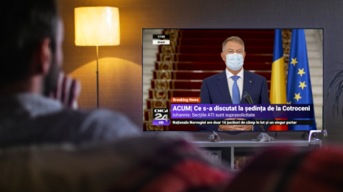 Bărbat se uită la televizor la Klaus Iohannis, televiziune, relaxare