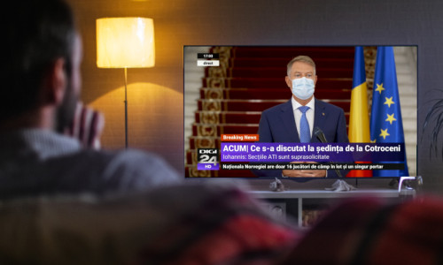 Bărbat se uită la televizor la Klaus Iohannis, televiziune, relaxare