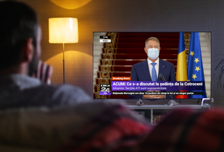 Bărbat se uită la televizor la Klaus Iohannis, televiziune, relaxare