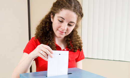 Tânără minoră votează, buletin de vot, scrutin
