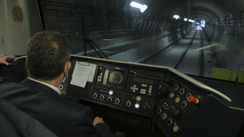 Mecanic de tren în cabină de metrou, în tunel, transport subteran, cale ferată, Metrorex, conductor