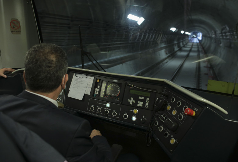 Mecanic de tren în cabină de metrou, în tunel, transport subteran, cale ferată, Metrorex, conductor