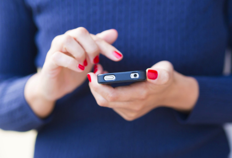 Femeie ține smartphone telefon mobil în mână, se uită pe Facebook, rețele de socializare, postează, internet, online, social media