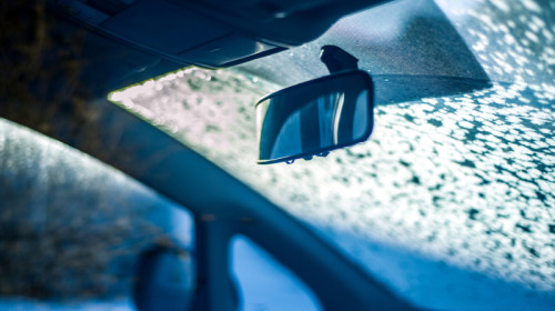Mașină cu ploaie înghețată și polei, șofer, auto