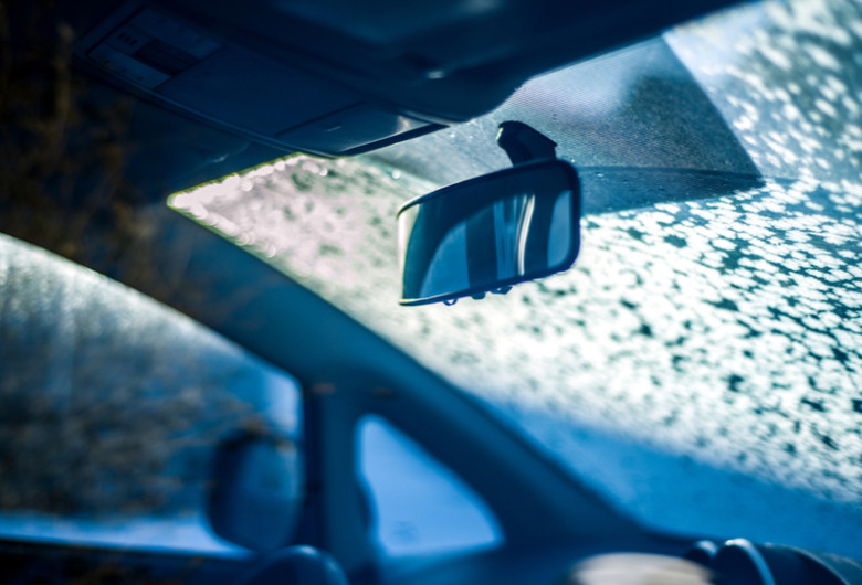 Mașină cu ploaie înghețată și polei, șofer, auto