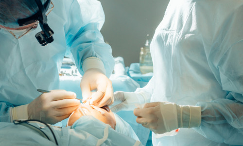 Operație de reconstrucție a feței, nasului, chirurgie estetică, medici, asistente, sanitar, doctori