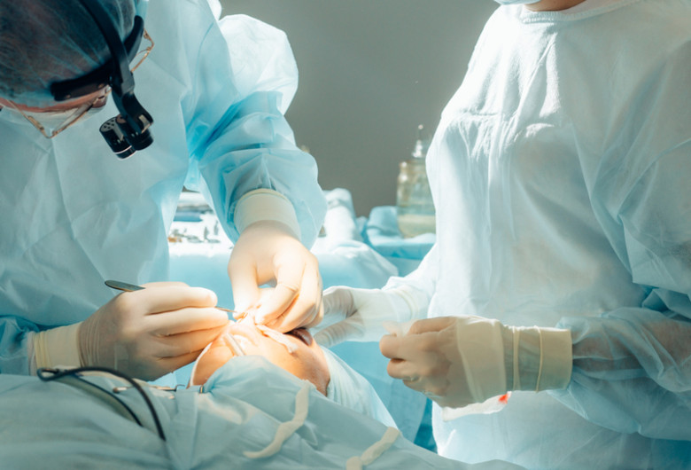 Operație de reconstrucție a feței, nasului, chirurgie estetică, medici, asistente, sanitar, doctori