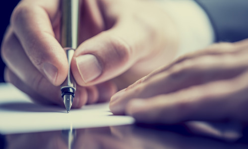 Mână scrie un bilețel, noteză, pix, stilou, scris, caligrafie, educație