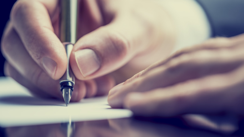 Mână scrie un bilețel, noteză, pix, stilou, scris, caligrafie, educație