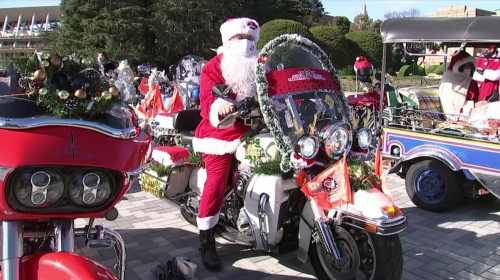 Moș Crăciun pe motocicletă în Tokyo, Japonia