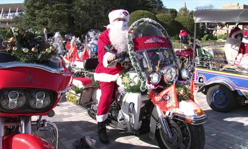 Moș Crăciun pe motocicletă în Tokyo, Japonia