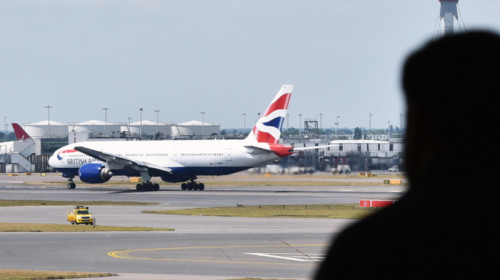 Avion British Airways pe pista unui aeroport din Marea Britanie, pasager, zbor, curse aeriene, aeronavă, turism