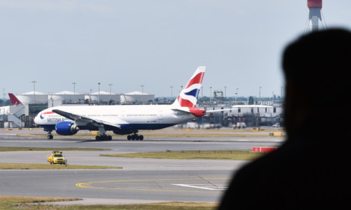 Avion British Airways pe pista unui aeroport din Marea Britanie, pasager, zbor, curse aeriene, aeronavă, turism