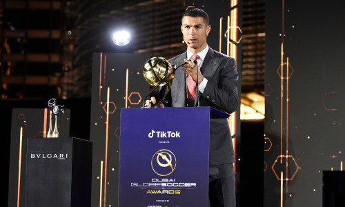 Cristiano Ronaldo ia trofeul Globe Soccer Awards 2020