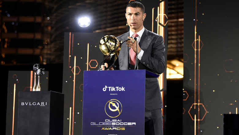 Cristiano Ronaldo ia trofeul Globe Soccer Awards 2020